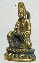 Kwan Yin sitzend 2,4 cm Anhänger